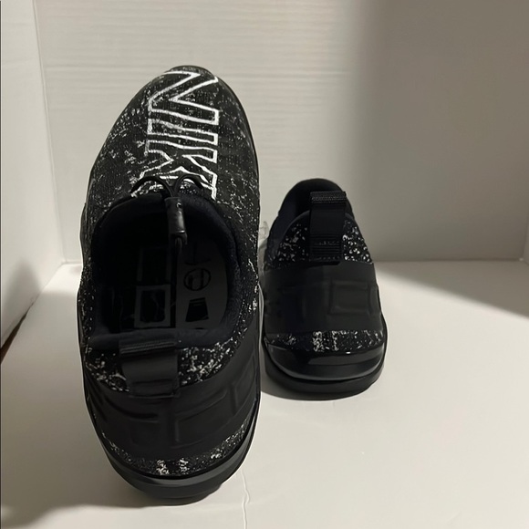 Nike React Metcon
Black White (Women's) - Picture 5 of 9